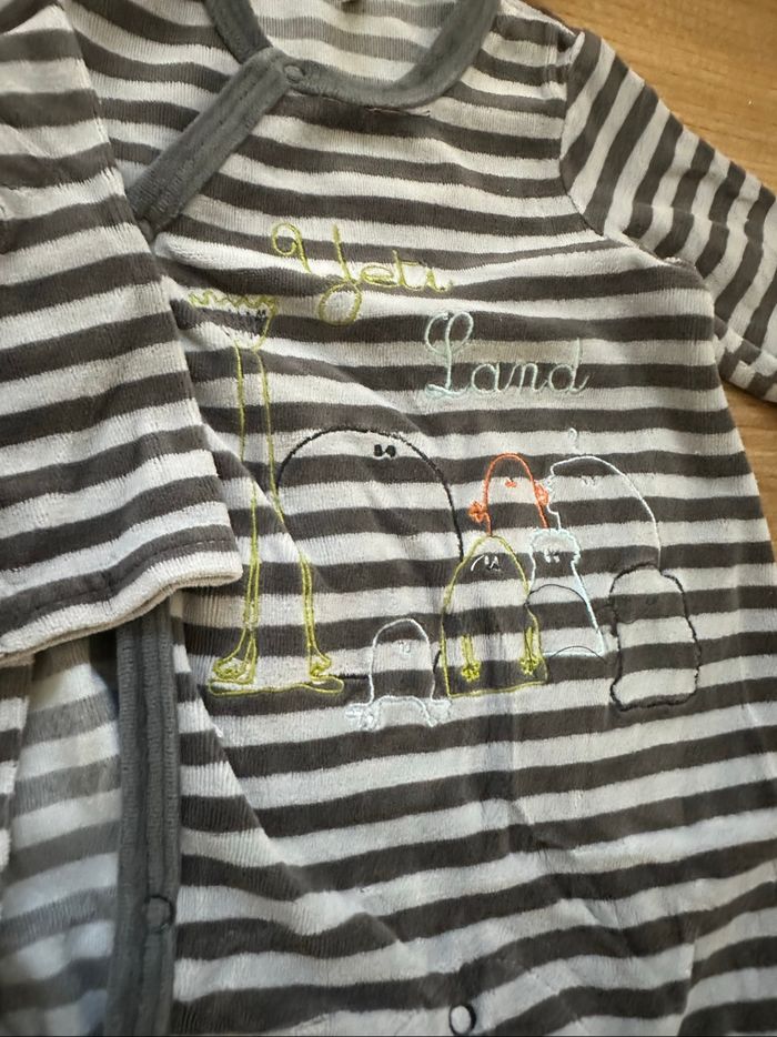 Lot de pyjama une pièce 6 mois - photo numéro 2