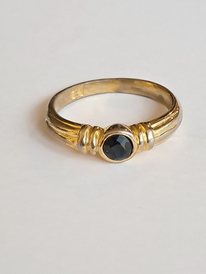Bague vintage ornée d une pierre bleu foncé