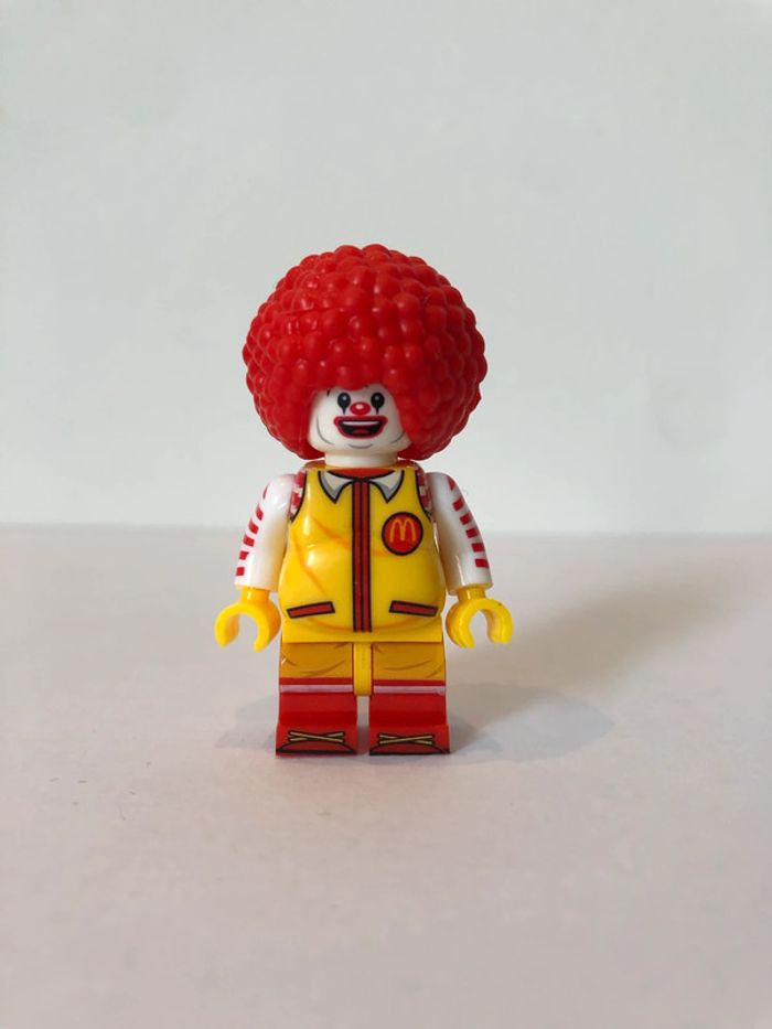 Figurine type lego Ronald Mac Donald. Disney