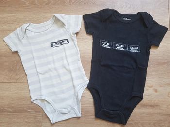 Lot de 2 bodies manches courtes 9 mois