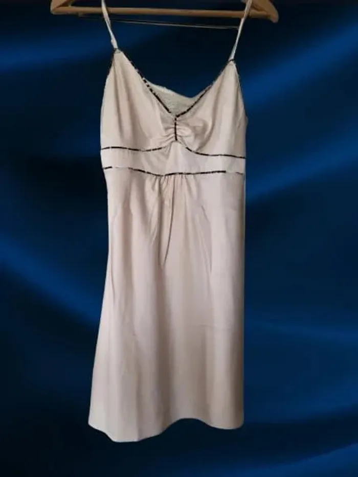 Nuisette neuve en satin marque Darjeeling Taille 38 - photo numรฉro 2