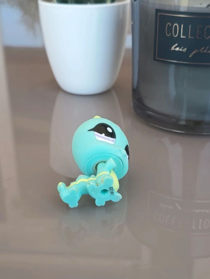 Littlest Pet Shop #1811
 Teal blue inchworm Caterpillar - photo numéro 3