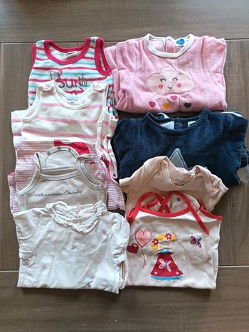 Lot pyjamas et bodies taille 6 mois
