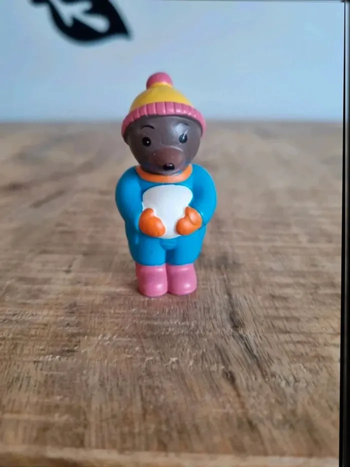 Figurine petit ours brun à la neige