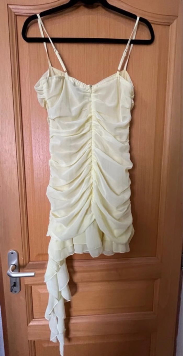 Robe jaune clair prettylittlething - photo numéro 2