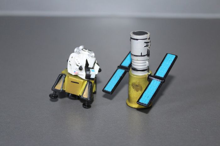 Figurine Module lunaire 1998 & Hubble Telescope 1998