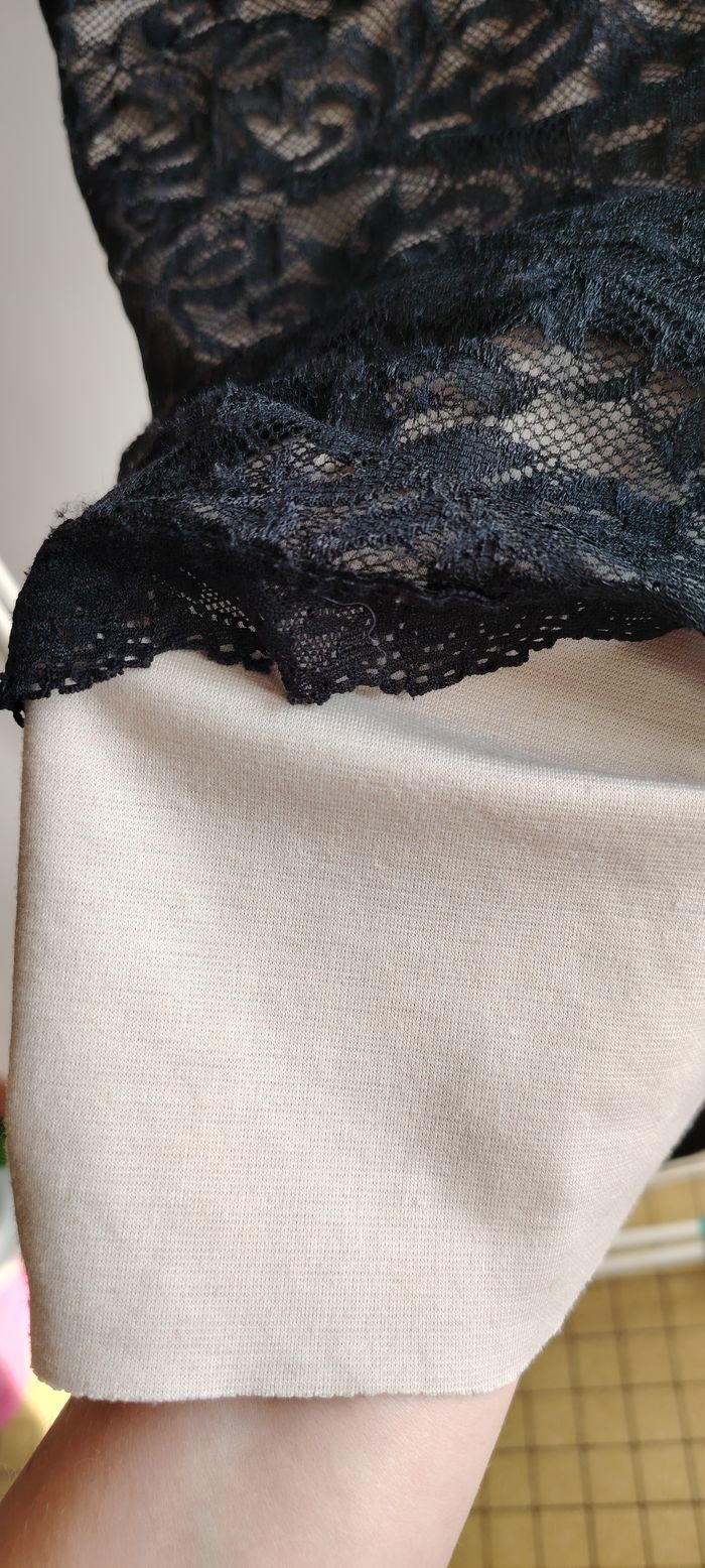 Robe élégante dentelle noire doublée beige – Taille M - photo numéro 2