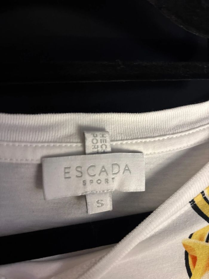 White t shirt with gold details by escada - photo numéro 3