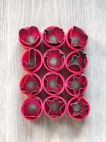 Lot de 12 emportes pièce fuchsia neufs