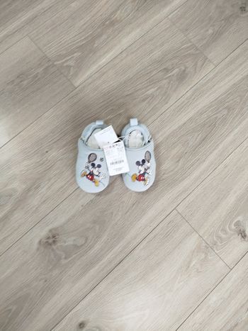 Chausson Mickey pointure 24 neuf