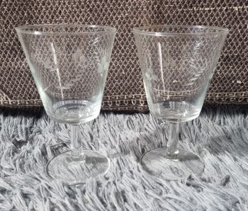 Lot 2 verres à pieds avec gravure
