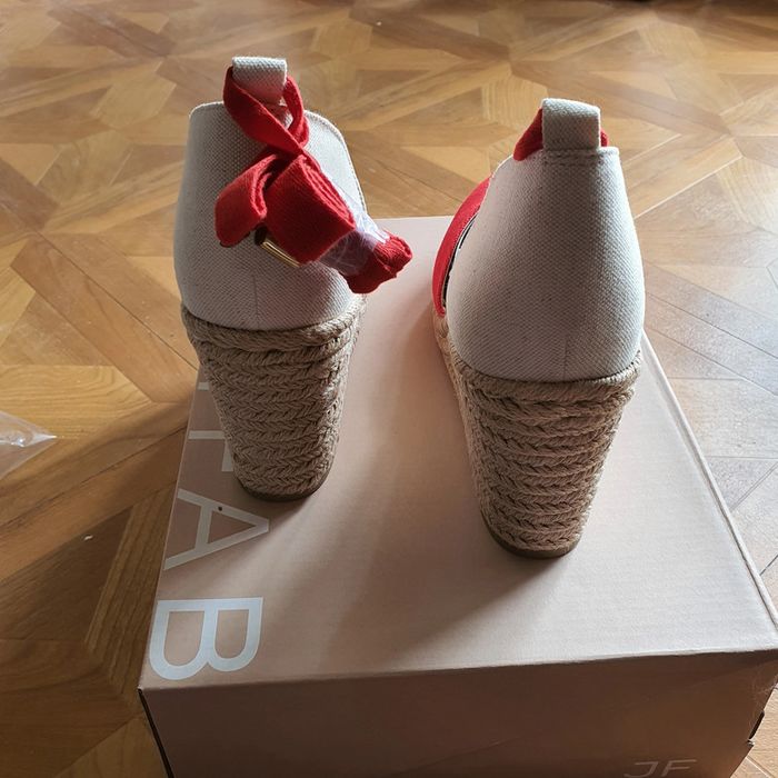 Sandales compensées rouge taille 40 - photo numéro 2