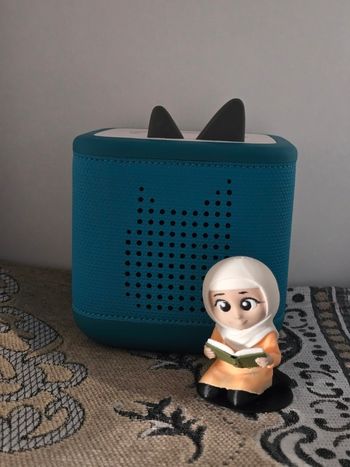 Figurine petite fille en tenue traditionnelle 