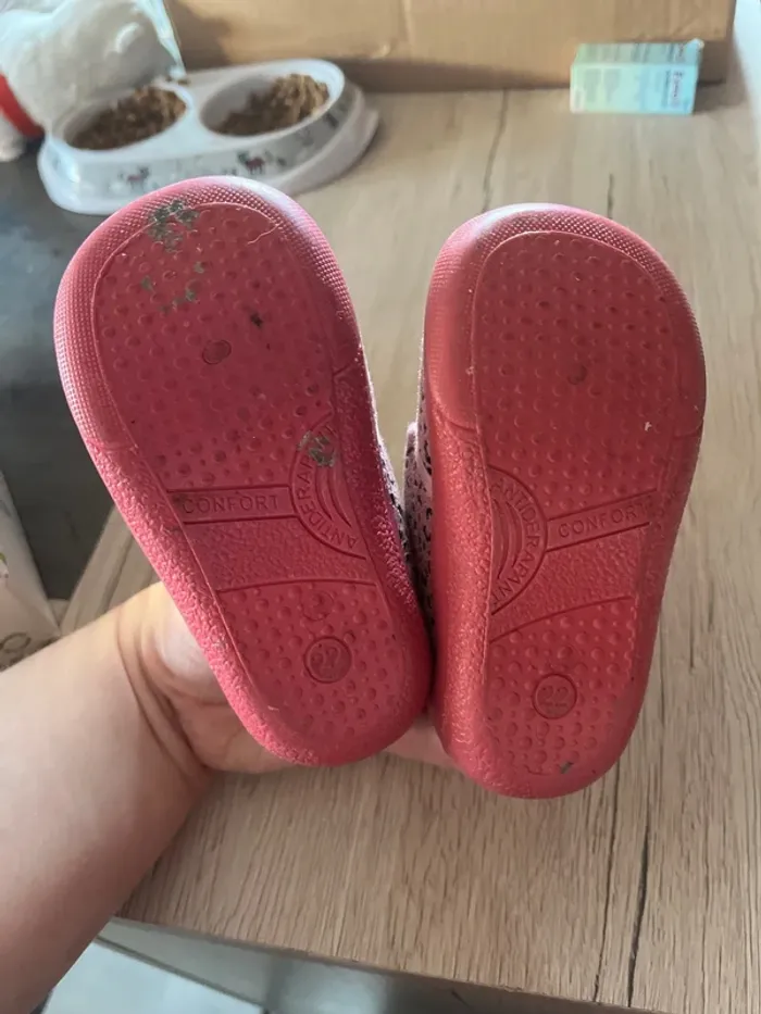 Vend pantoufles filles taille 22 - photo numéro 2