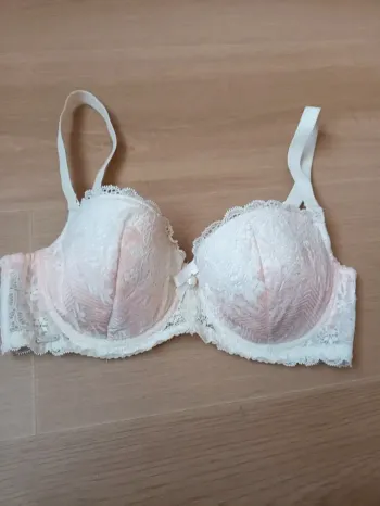 Soutien gorge neuf 85D marque Valege ecru avec mousse en dentelle