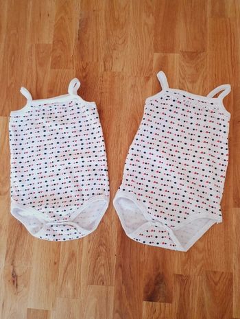 Lot bodies jumelles taille naissance en très bon état