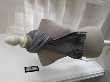 Écharpe grise et filaments argentés
