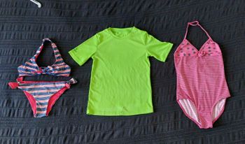 Lot 2 maillots de bain et 1 lycra