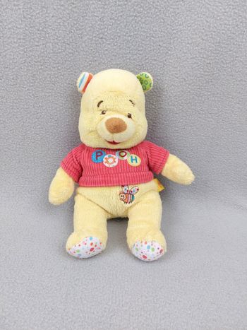 Peluche doudou Winnie l’ourson DISNEY BABY NICOTOY 24 cm pull rouge pooh abeille