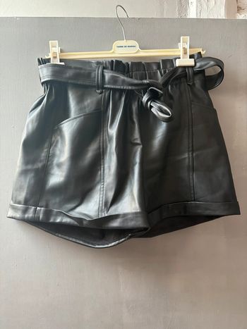 Short en similicuir