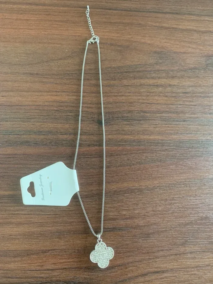 Bijoux Noël approche pensez au petit cadeau