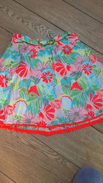 Belle jupe colorée.