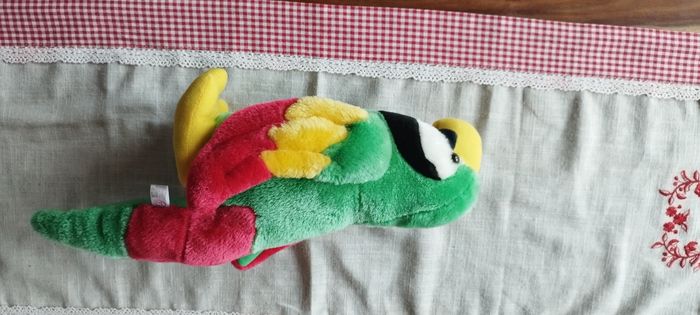 Peluche perroquet 46 cm long, 29 cm assis et 13 cm large. Très bon état - photo numéro 3