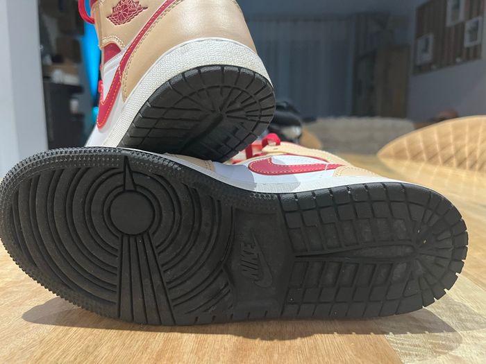 jordan 1 beige blanche et rouge avec boîte - photo numéro 3
