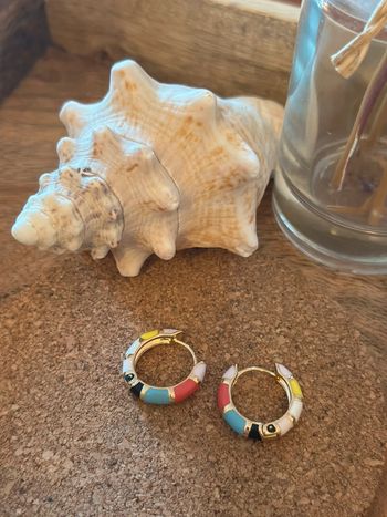 Boucles d’oreilles créoles émaillées multicolores – neuves, tendance été