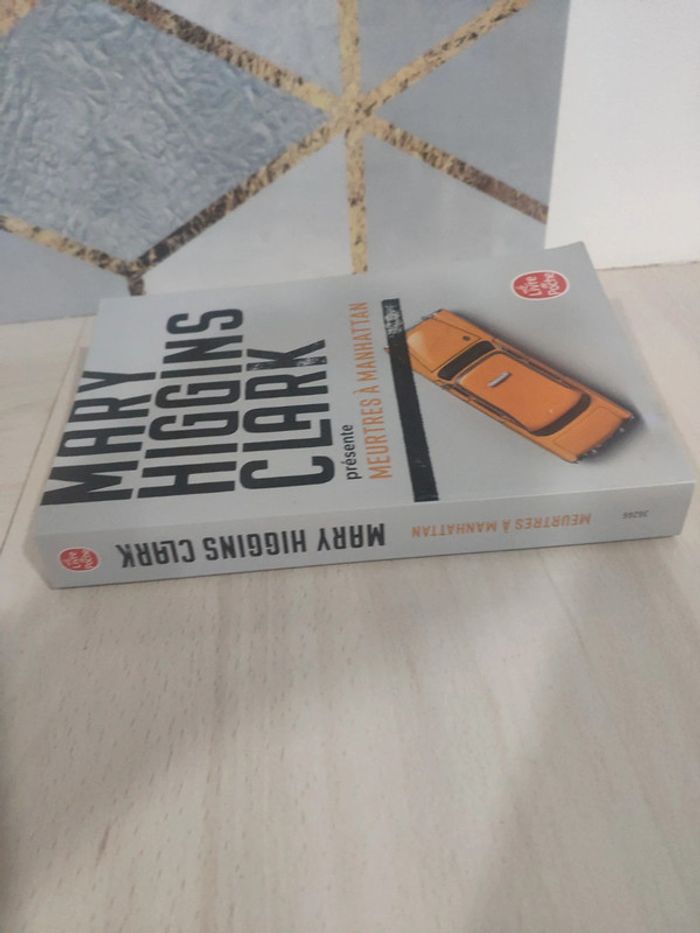 Livre poche recueil de nouvelles présenté par Mary Higgins Clark Meurtres à Manhattan - photo numéro 3