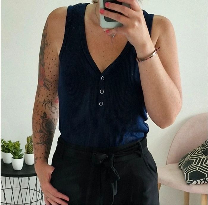 Debardeur à boutons bleu marine. Neuf avec etiquette.