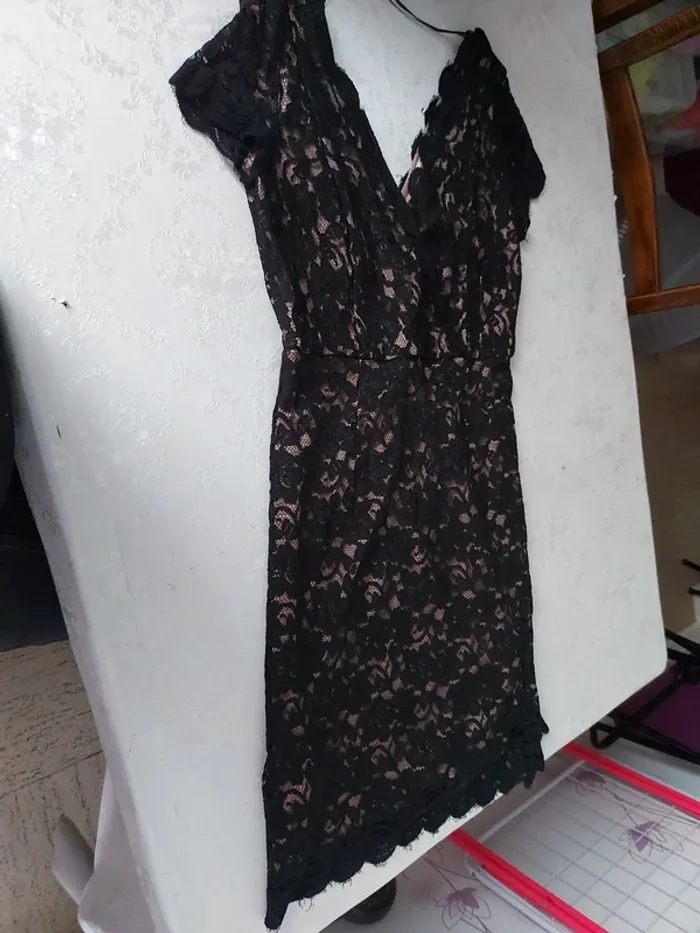 Robe dentelle noire et doublure marron clair