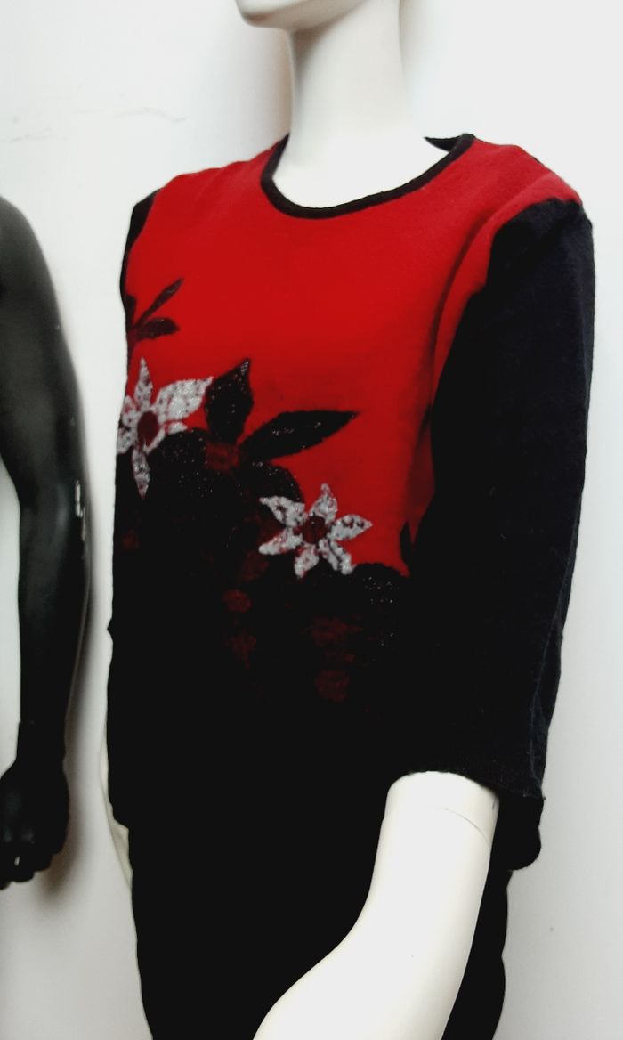Haut / pull 50 % laine rouge et noir motif fleuri pour femme Taille 36 / 38 - photo numéro 5