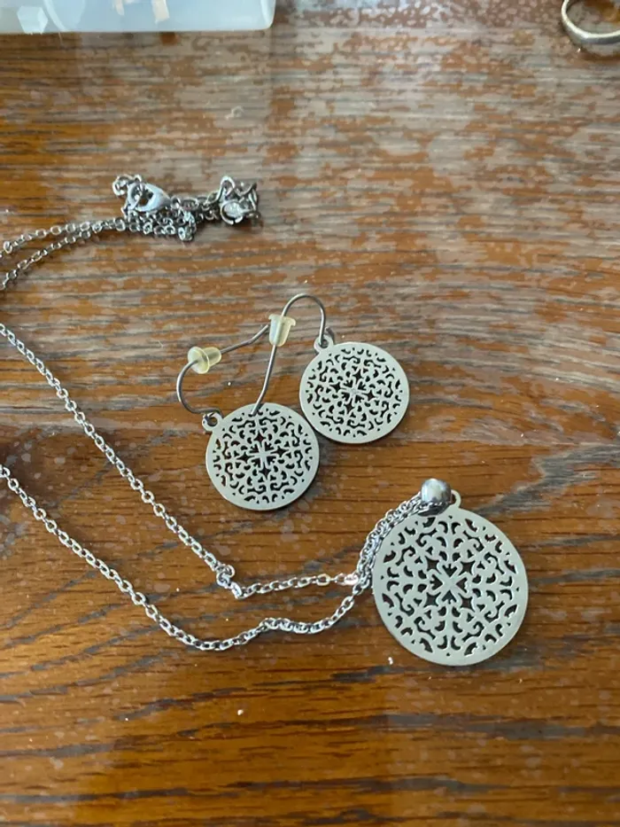 Ensemble boucle d oreille + collier