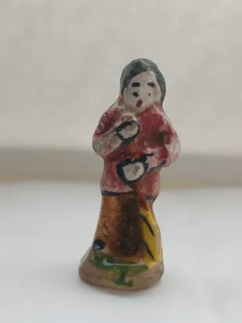 ✨ Fève ancienne homme au balai – céramique peinte à la main – années 50-70