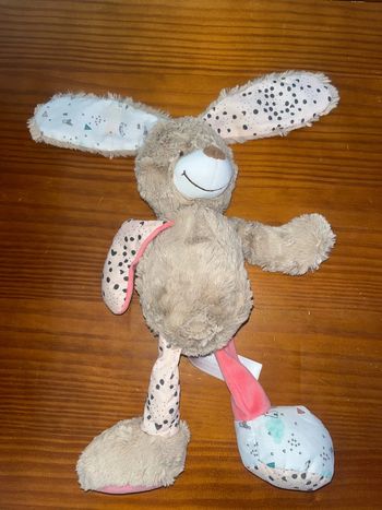 Peluche doudou, lapin tape à l’œil