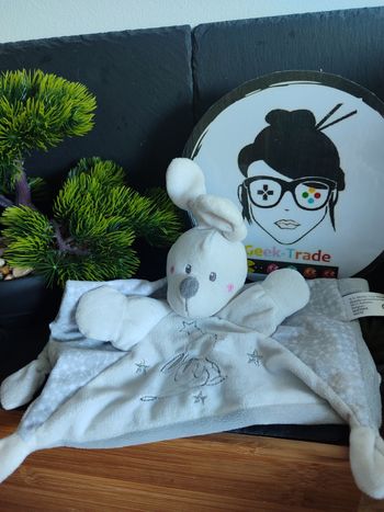 Doudou Lapin Blanc Simba Toys Kiabi Plat mouchoir Gris Étoiles Rose Rond Noeuds