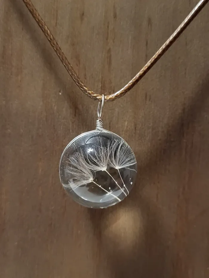 Collier avec pendentif boule avec fleur de pissenlit