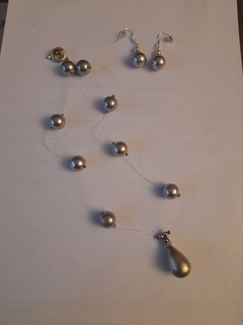 Ensemble Collier + boucles d'oreilles perles grises