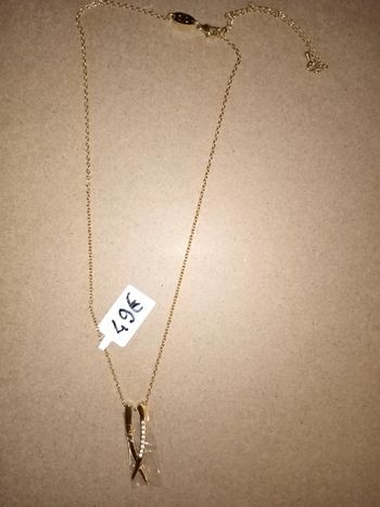 Collier doré magnétique et pendentif strass