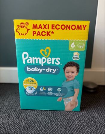 Un carton de couches converse baby-dry taille 6