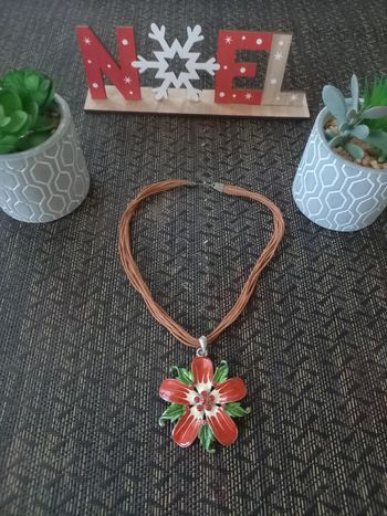 Collier à cordes avec grosses fleur Rouge et verte