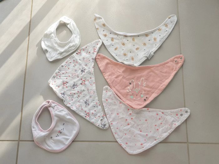 6 bavettes fille (triangles et petites bavettes) n °3