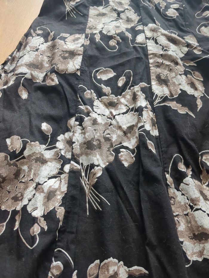 Jolie robe noire à fleurs avec dentelle - photo numéro 2