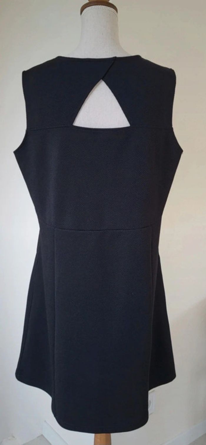 Robe noire sans manches avec boutons dorés M&S Mode Taille 46 - photo numéro 5