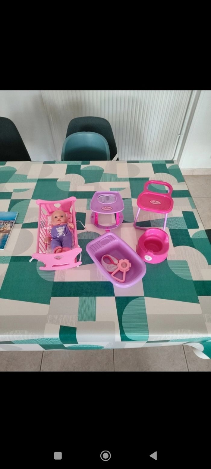 Petite poupée et ses accessoires
