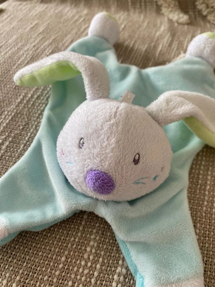 Peluche doudou plat 25cm sucre d’orge lapin bleu et blanc très bon état - photo numéro 2