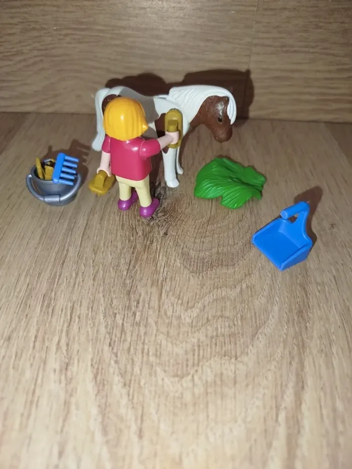 Fille avec son poney Playmobil
