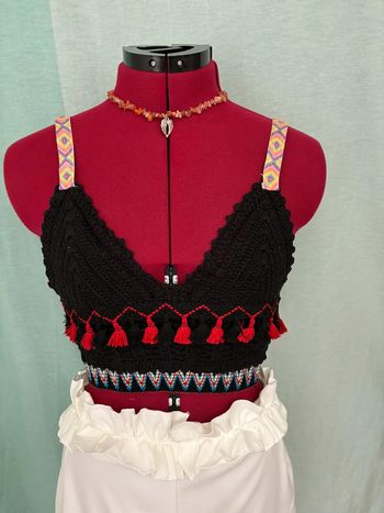 Superbe petit haut crop top en crochet motifs azteques avec pompons