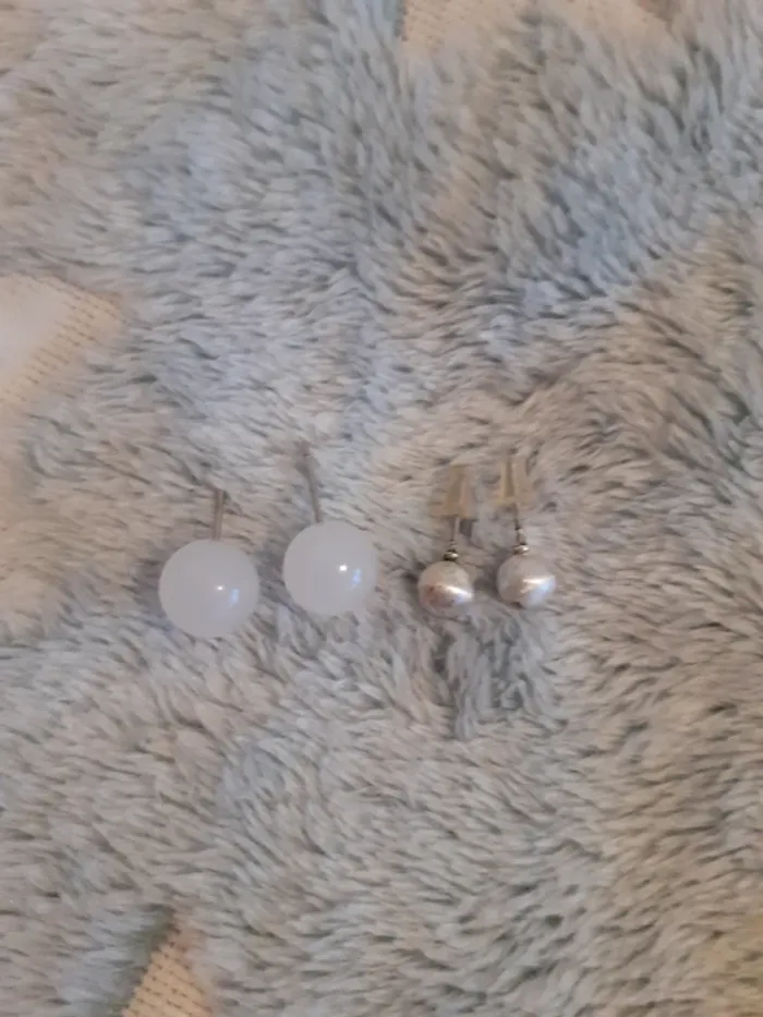 2 paires de boucles d'oreilles